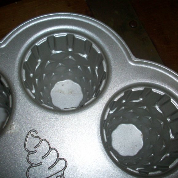 NORDIC WARE ICE CREAM CONE CUPCAKE PAN 4.5 CUPS / 1 LITER / 6 cupcakes - Picture 6 of 6